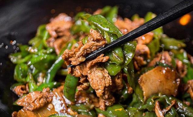 做辣椒炒肉，先炒「辣椒」還是「肉」？9成人都弄錯，搞清「順序」很重要，肉香嫩入味！