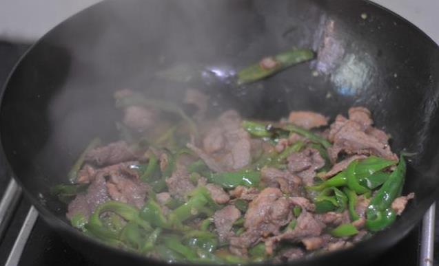 做辣椒炒肉，先炒「辣椒」還是「肉」？9成人都弄錯，搞清「順序」很重要，肉香嫩入味！