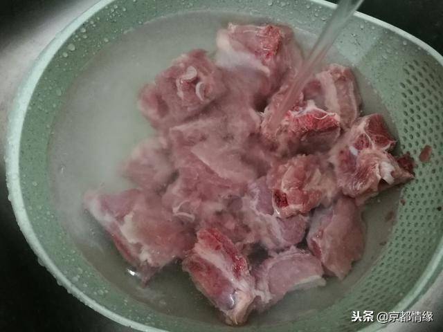 蒸排骨怎麼入味，下面教大家一個簡單的做法，好吃又簡單