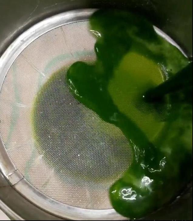 1把菠菜，3個雞蛋，攪一攪，蒸一蒸，口感鮮嫩，營養豐富，老人孩子都愛吃！