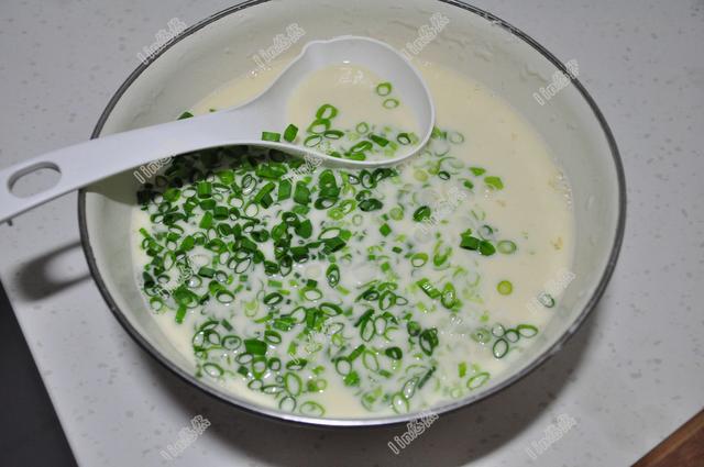 早餐店的煎餅為什麼那麼好吃？麵糊很重要，教你一招，柔軟金黃，吃著特別香！