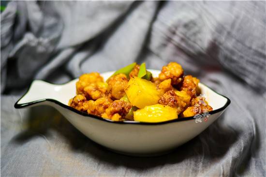 【菠蘿 咕咾肉】這道菜非常受小孩的歡迎，酸甜的味道可以增進食慾非常開胃！