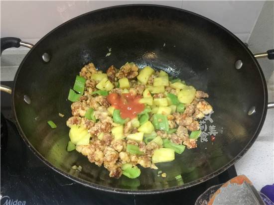 【菠蘿 咕咾肉】這道菜非常受小孩的歡迎，酸甜的味道可以增進食慾非常開胃！