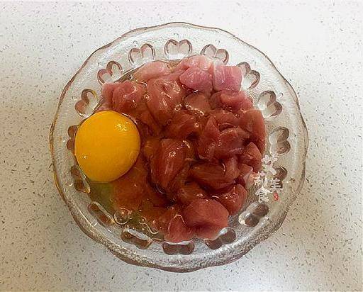 【菠蘿 咕咾肉】這道菜非常受小孩的歡迎，酸甜的味道可以增進食慾非常開胃！