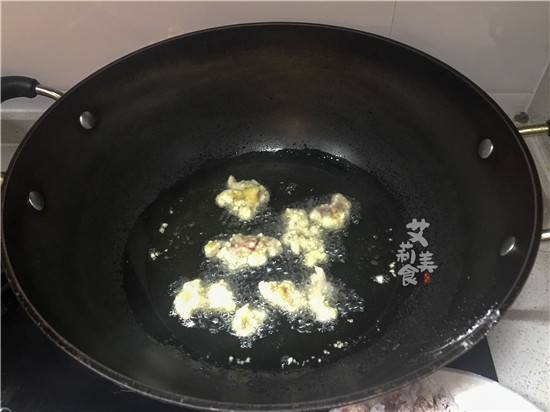 【菠蘿 咕咾肉】這道菜非常受小孩的歡迎，酸甜的味道可以增進食慾非常開胃！