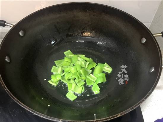 【菠蘿 咕咾肉】這道菜非常受小孩的歡迎，酸甜的味道可以增進食慾非常開胃！