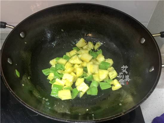 【菠蘿 咕咾肉】這道菜非常受小孩的歡迎，酸甜的味道可以增進食慾非常開胃！