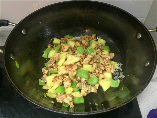 【菠蘿 咕咾肉】這道菜非常受小孩的歡迎，酸甜的味道可以增進食慾非常開胃！
