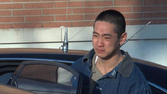  19歲富二代「連開數槍打死父親」全民怒轟！法官細看後...判決震驚全球：「當庭無罪釋放！」