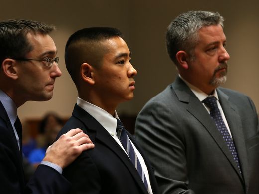  19歲富二代「連開數槍打死父親」全民怒轟！法官細看後...判決震驚全球：「當庭無罪釋放！」