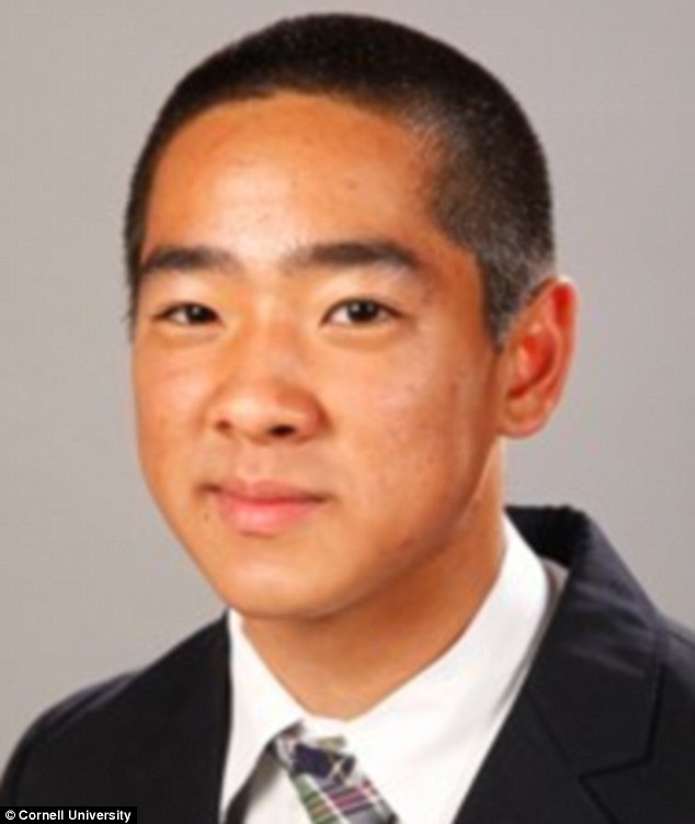  19歲富二代「連開數槍打死父親」全民怒轟！法官細看後...判決震驚全球：「當庭無罪釋放！」