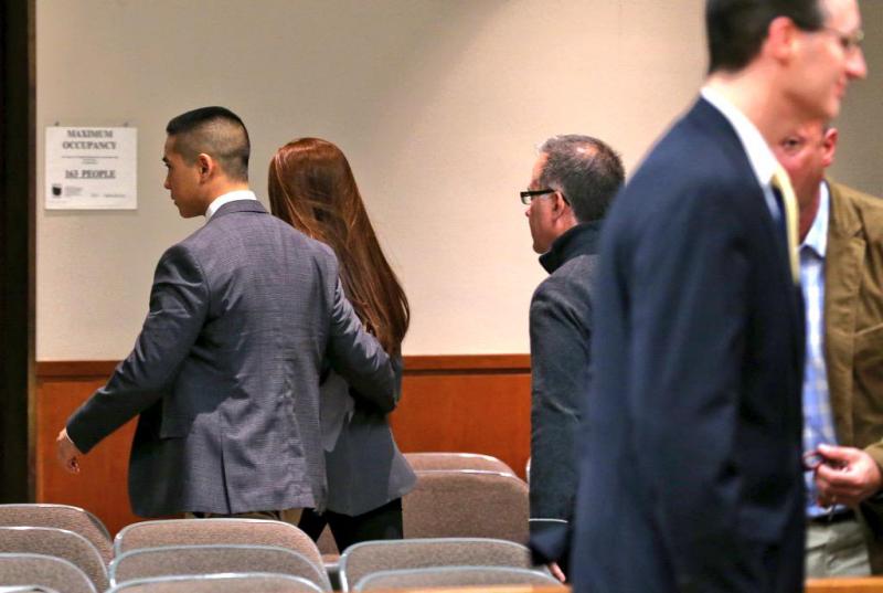  19歲富二代「連開數槍打死父親」全民怒轟！法官細看後...判決震驚全球：「當庭無罪釋放！」