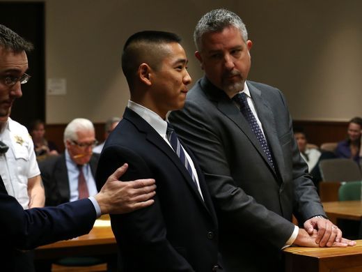  19歲富二代「連開數槍打死父親」全民怒轟！法官細看後...判決震驚全球：「當庭無罪釋放！」
