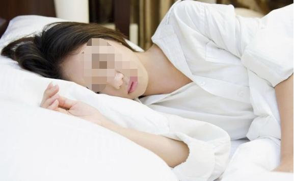 妹妹每次去姐姐家，都說姐夫床底下有人，姐姐好奇撩起床墊，傻住!
