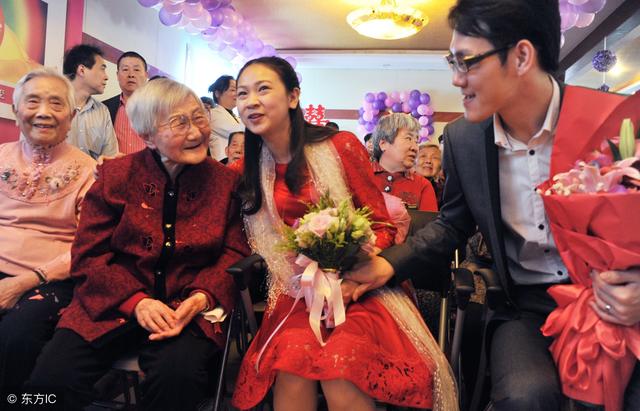 拾荒老母親衣衫破舊參加兒子婚禮，原以為會被侮辱一番，誰知親家夫妻看到她後卻「下跪謝恩」！