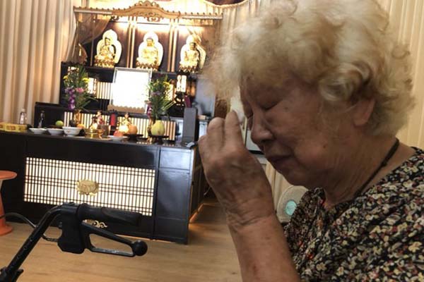 伴夫屍8個月！86歲嬤每天以淚洗面，殯葬處長登門後...亡父允筊同意土葬！
