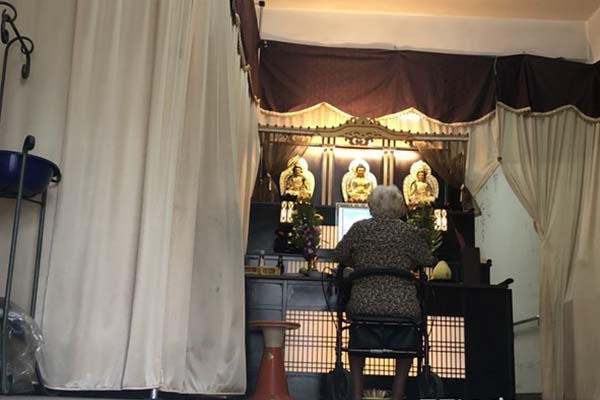 伴夫屍8個月！86歲嬤每天以淚洗面，殯葬處長登門後...亡父允筊同意土葬！