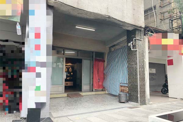 伴夫屍8個月！86歲嬤每天以淚洗面，殯葬處長登門後...亡父允筊同意土葬！