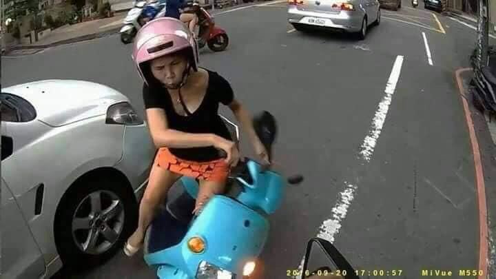 深V女騎士摔車…網驚