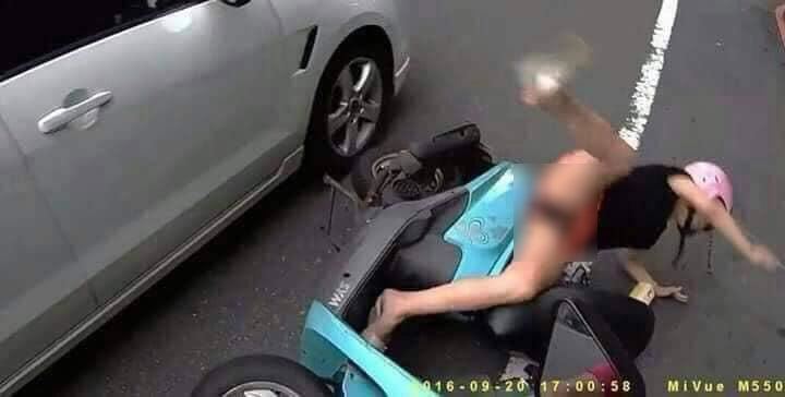 深V女騎士摔車…網驚