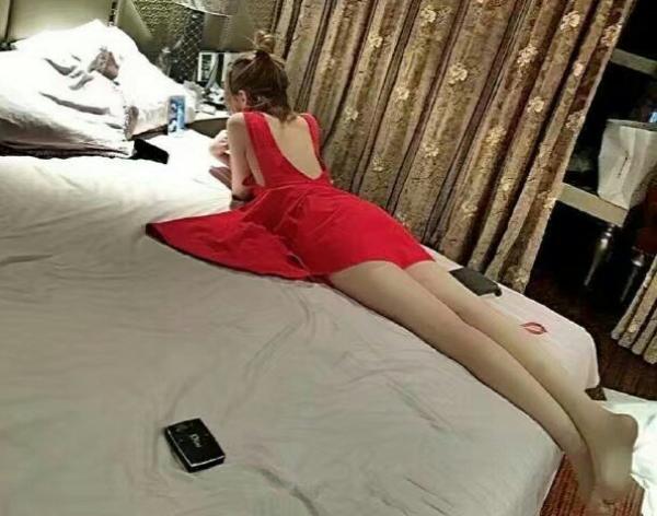 女同桌對我說 1+9+0=？我說等於10，她生氣說活該沒女朋友， 直到我有了女朋友之後，我才知道真正的答案 