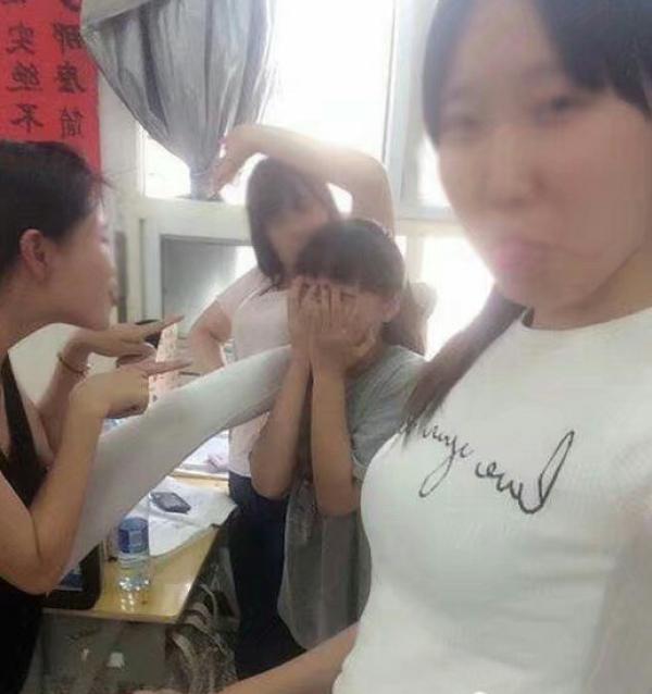 女同桌對我說 1+9+0=？我說等於10，她生氣說活該沒女朋友， 直到我有了女朋友之後，我才知道真正的答案 