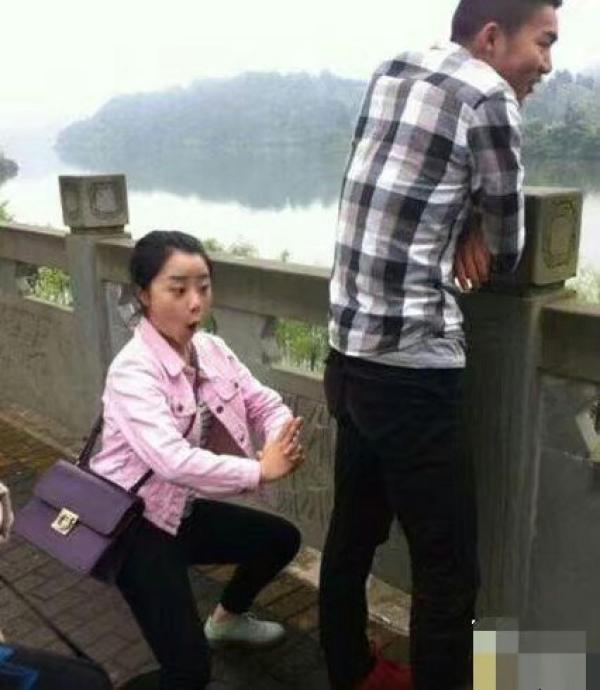 女同桌對我說 1+9+0=？我說等於10，她生氣說活該沒女朋友， 直到我有了女朋友之後，我才知道真正的答案 