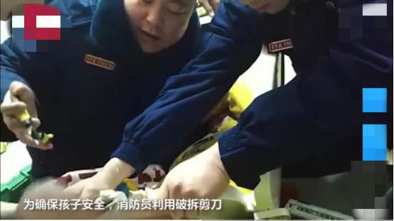 6歲男童上廁所沉迷手機，坐"""穿破""馬桶被卡2小時後成功得救，網友：消防員真的無所不能