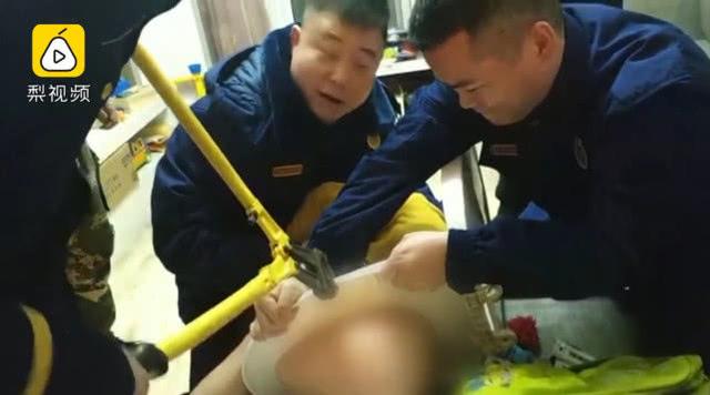 6歲男童上廁所沉迷手機，坐"""穿破""馬桶被卡2小時後成功得救，網友：消防員真的無所不能