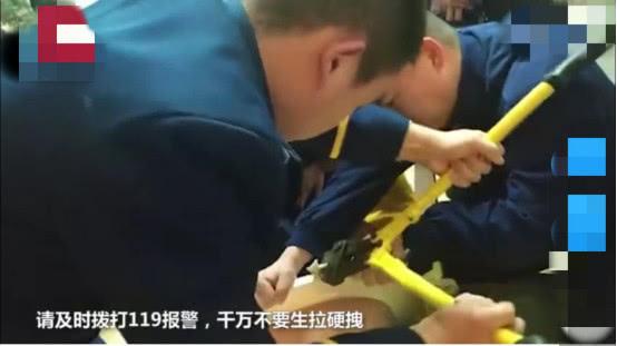 6歲男童上廁所沉迷手機，坐"""穿破""馬桶被卡2小時後成功得救，網友：消防員真的無所不能