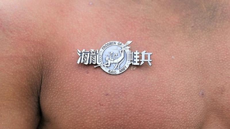 為了國家熬過「第19層地獄」　榮譽牌直接嵌入胸口讓阿兵哥大喊：水鬼榮耀  