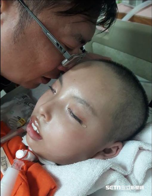 父親每天奔85km照顧　，腦癱兒落淚告別…單親爸：他不會痛了!