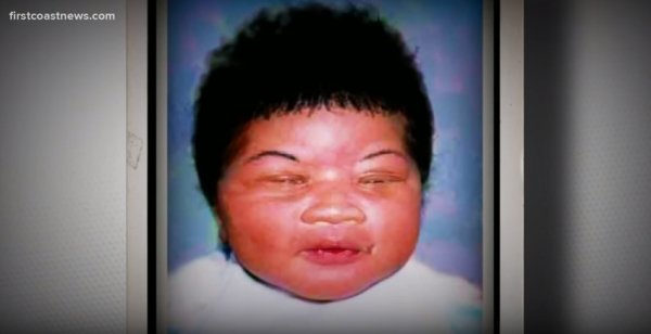 女高中生崩潰「最疼我的媽，竟是18年前偷走我的陌生人」！假媽媽曝光遭逮捕，母女重逢女兒竟抱著假媽媽當場痛哭！