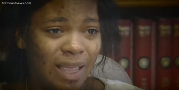 女高中生崩潰「最疼我的媽，竟是18年前偷走我的陌生人」！假媽媽曝光遭逮捕，母女重逢女兒竟抱著假媽媽當場痛哭！