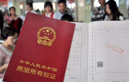 買房時，婆婆要求在房產證上加他的名字，老公說一句話，我傻眼了