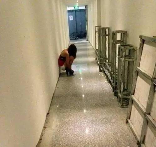 超搞笑的25張內涵圖，據說男生才看得懂。姑娘騎車這麼不小心，把膝蓋都摔破了...