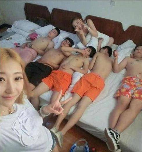 超搞笑的25張內涵圖，據說男生才看得懂。姑娘騎車這麼不小心，把膝蓋都摔破了...