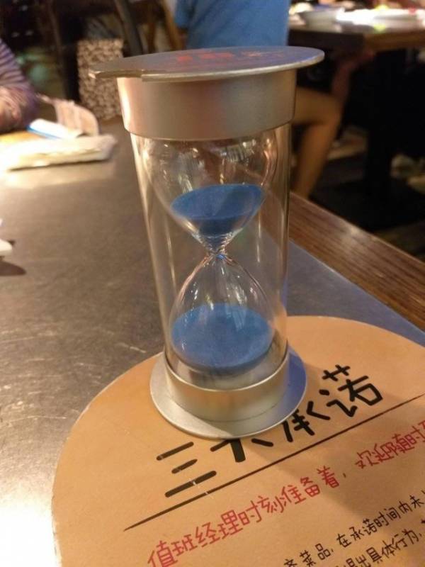 17家已經「進化到3019年」的超聰明餐廳　只要按鈕店員就會「說故事」給你聽！