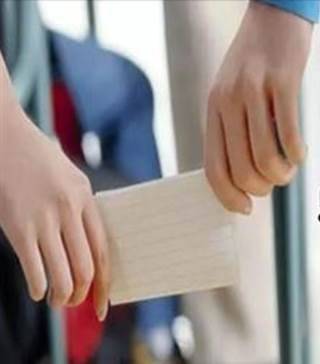 高中時，我收到了前面女孩遞的紙條，上面著「１＋９＋０＝?」那時候我不會。現在回想起來真的是太笨了...