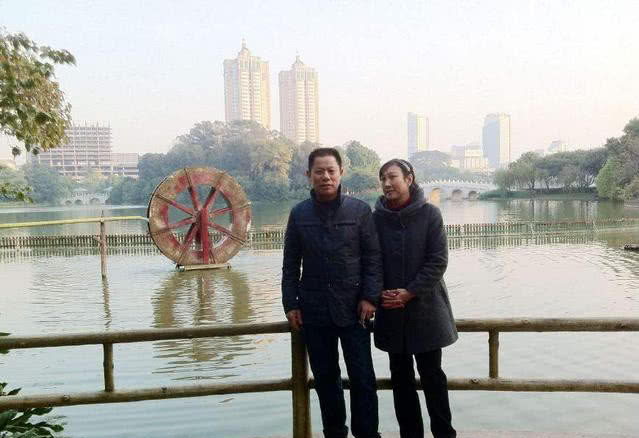 52歲父親再婚，我氣得斷絕關係，半年後偷偷回家，我哭著喊媽