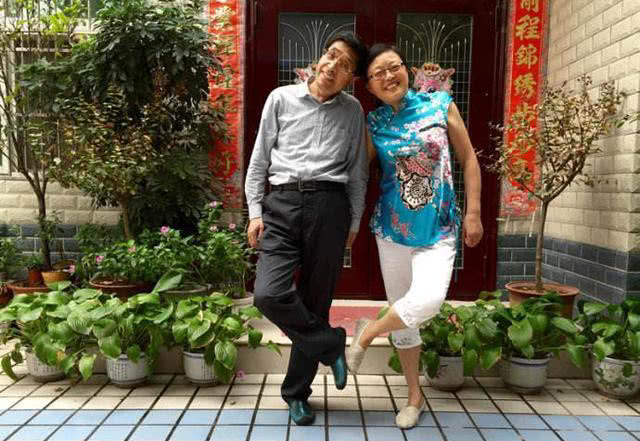 52歲父親再婚，我氣得斷絕關係，半年後偷偷回家，我哭著喊媽