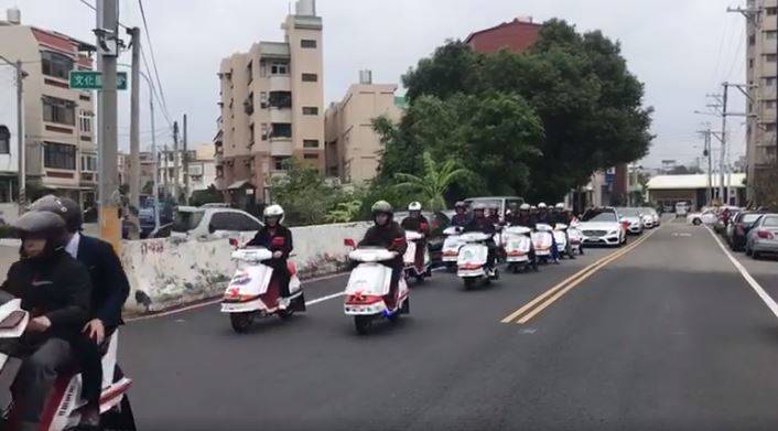 比超跑還難找！史上最猛「16台經典神車」霸氣迎娶　往下一看「超有愛細節」網驚呆：有錢也租不到