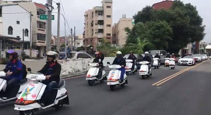 比超跑還難找！史上最猛「16台經典神車」霸氣迎娶　往下一看「超有愛細節」網驚呆：有錢也租不到