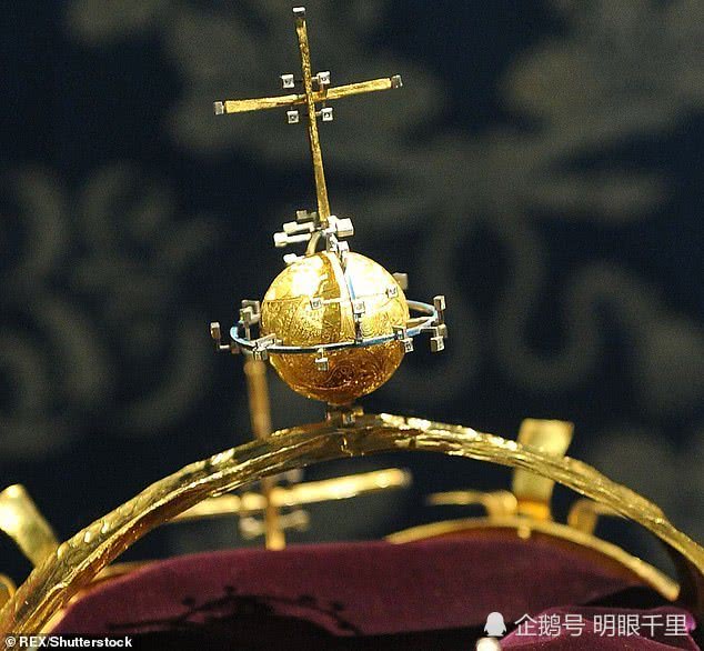 尷尬！查爾斯王子的特製皇冠上鑲的是一個鍍金的PingPong球