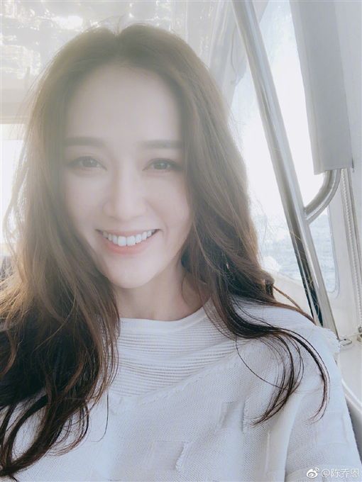 陳喬恩登時裝周「辣曬筆直白皙美腿」噴仙氣！被拍到「無P圖真面目」網友嚇壞：女人太難當 - BuzzHand