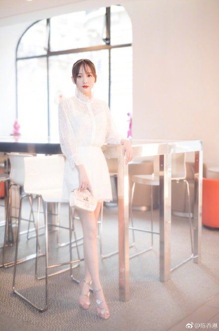 陳喬恩登時裝周「辣曬筆直白皙美腿」噴仙氣！被拍到「無P圖真面目」網友嚇壞：女人太難當 - BuzzHand