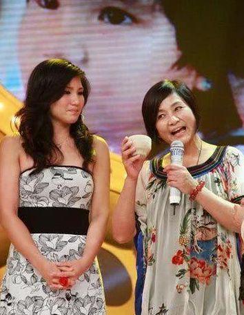 武俠女星嫁豪門為生兒子「懷孕8次、流掉4次」　「離婚獨自撫養4子女」今73歲依舊俏皮 - BuzzHand