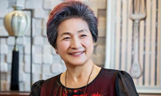 武俠女星嫁豪門為生兒子「懷孕8次、流掉4次」　「離婚獨自撫養4子女」今73歲依舊俏皮 - BuzzHand