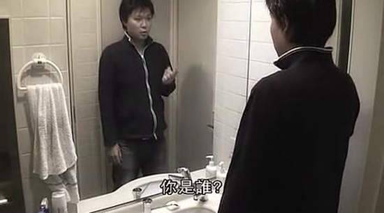 他接受100萬日圓挑戰連續30天對著鏡子問「你是誰？」，一開始看起來一切正常，但最後恐怖結果讓我覺得不值得！