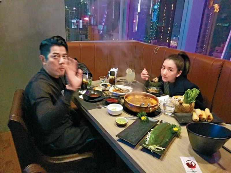郭富城老婆「挺6月孕肚踩空」差點倒地　他反應迅速「一秒肉身護妻」網讚：霸氣暖男！ - BuzzHand